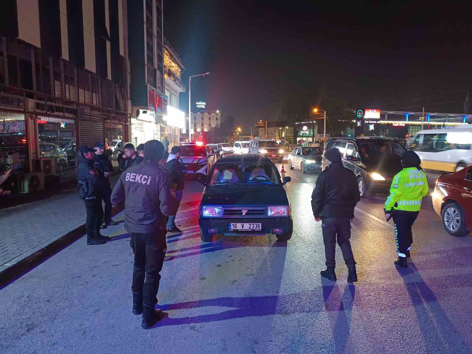 3 saatte aranan 121 şahıs yakalandı