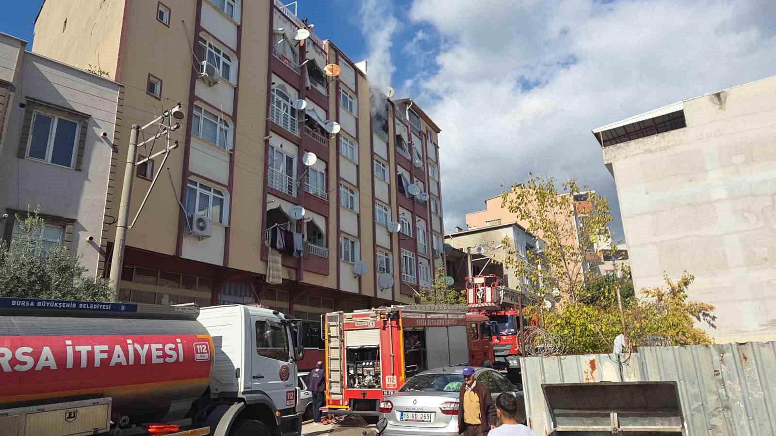 Bursa’da 6 katlı apartmanda yangın paniği