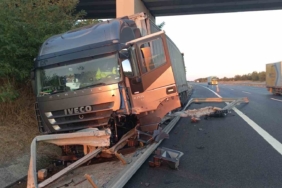 Tır, bariyerlere ok gibi saplandı