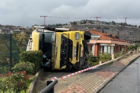 Sarıyer’de sürücüsünün direksiyon hakimiyetini kaybettiği tır devrildi