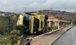 Sarıyer’de sürücüsünün direksiyon hakimiyetini kaybettiği tır devrildi