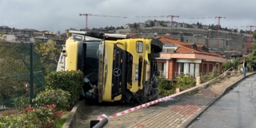 Sarıyer’de sürücüsünün direksiyon hakimiyetini kaybettiği tır devrildi