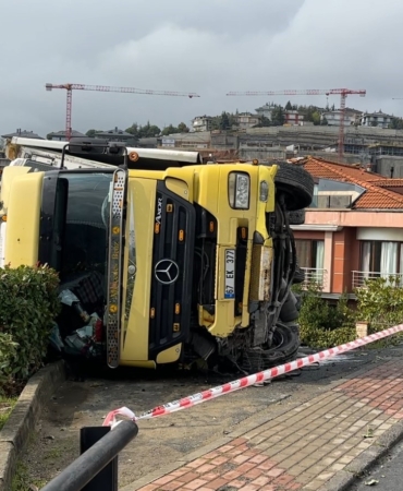 Sarıyer’de sürücüsünün direksiyon hakimiyetini kaybettiği tır devrildi