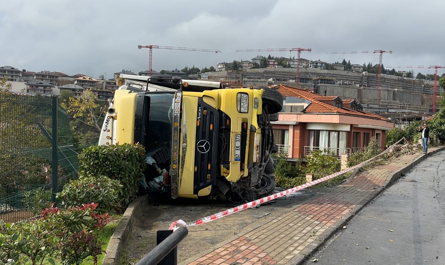Sarıyer’de sürücüsünün direksiyon hakimiyetini kaybettiği tır devrildi