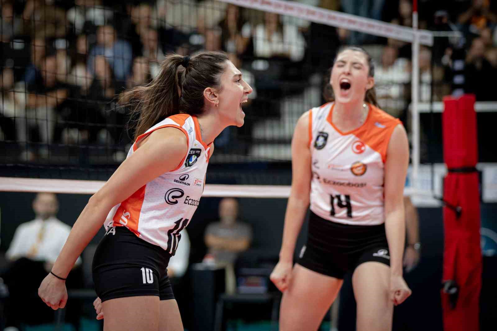 Sultanlar Ligi: Eczacıbaşı Dynavit: 1 - V. Bank: 3