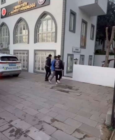 Evden aldığı yedek anahtarla park halindeki aracı çalan hırsız yakalandı