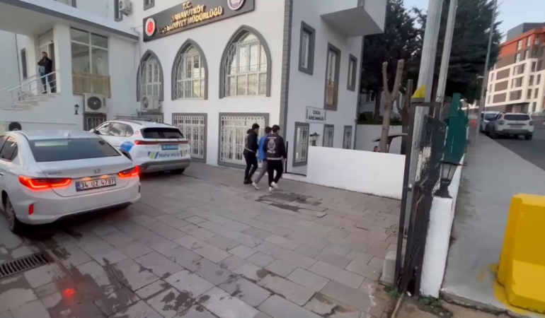 Evden aldığı yedek anahtarla park halindeki aracı çalan hırsız yakalandı