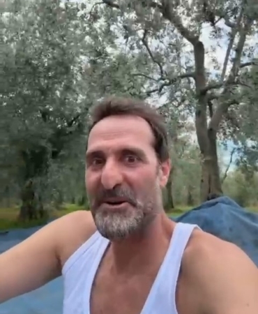 Çakallarla Dans’ın Köfte Necmi’si ilk zeytin hasadını yaptı