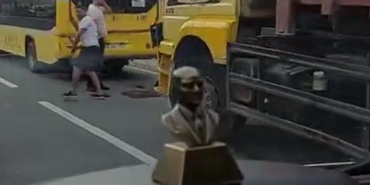 Büyükçekmece’de İETT otobüsüne kamyon çarptı: 9 hafif yaralı