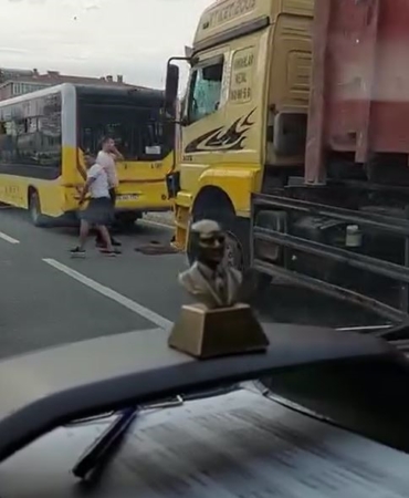 Büyükçekmece’de İETT otobüsüne kamyon çarptı: 9 hafif yaralı