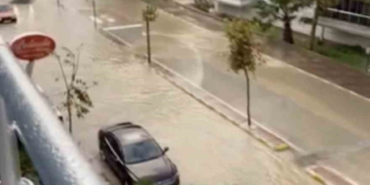 Çanakkale’de sağanak yağışta sokaklar sular altında kaldı