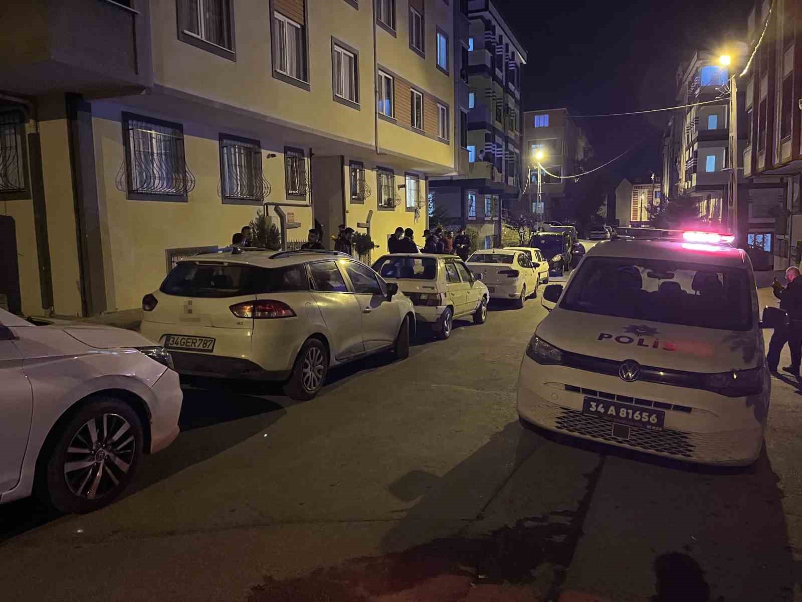 Arnavutköy’de evinin önünde silahlı saldırıya uğrayan adam ağır yaralandı