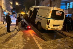 Küçükçekmece’de otomobil park halindeki 4 araca çarptı: 2 yaralı