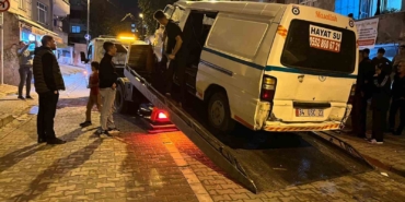 Küçükçekmece’de otomobil park halindeki 4 araca çarptı: 2 yaralı