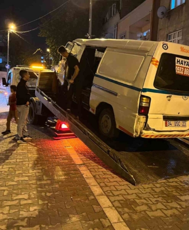 Küçükçekmece’de otomobil park halindeki 4 araca çarptı: 2 yaralı