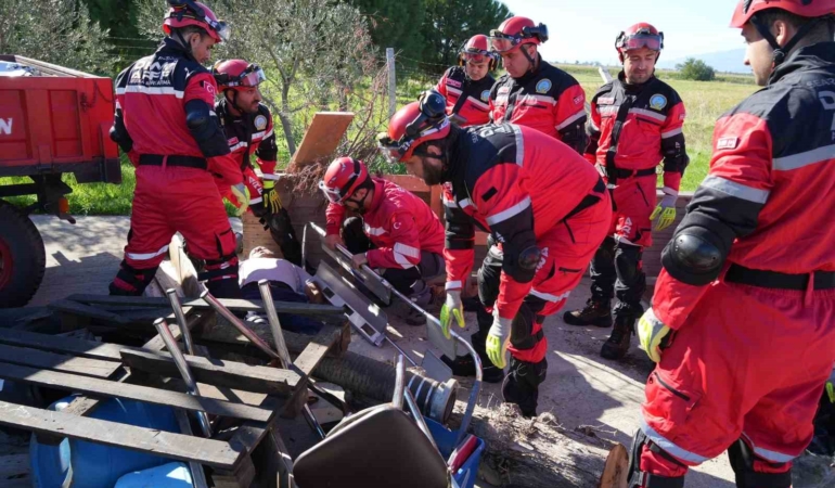 Balıkesir’deki 6.1’lik depremin ardından Koca Seyit Havalimanında ekipler kurtarma tatbikatı yaptı