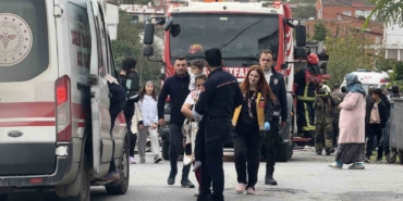 Arnavutköy’de faciadan dönüldü: İtfaiye ekipleri alevlerin arasından 2 çocuğu kurtardı