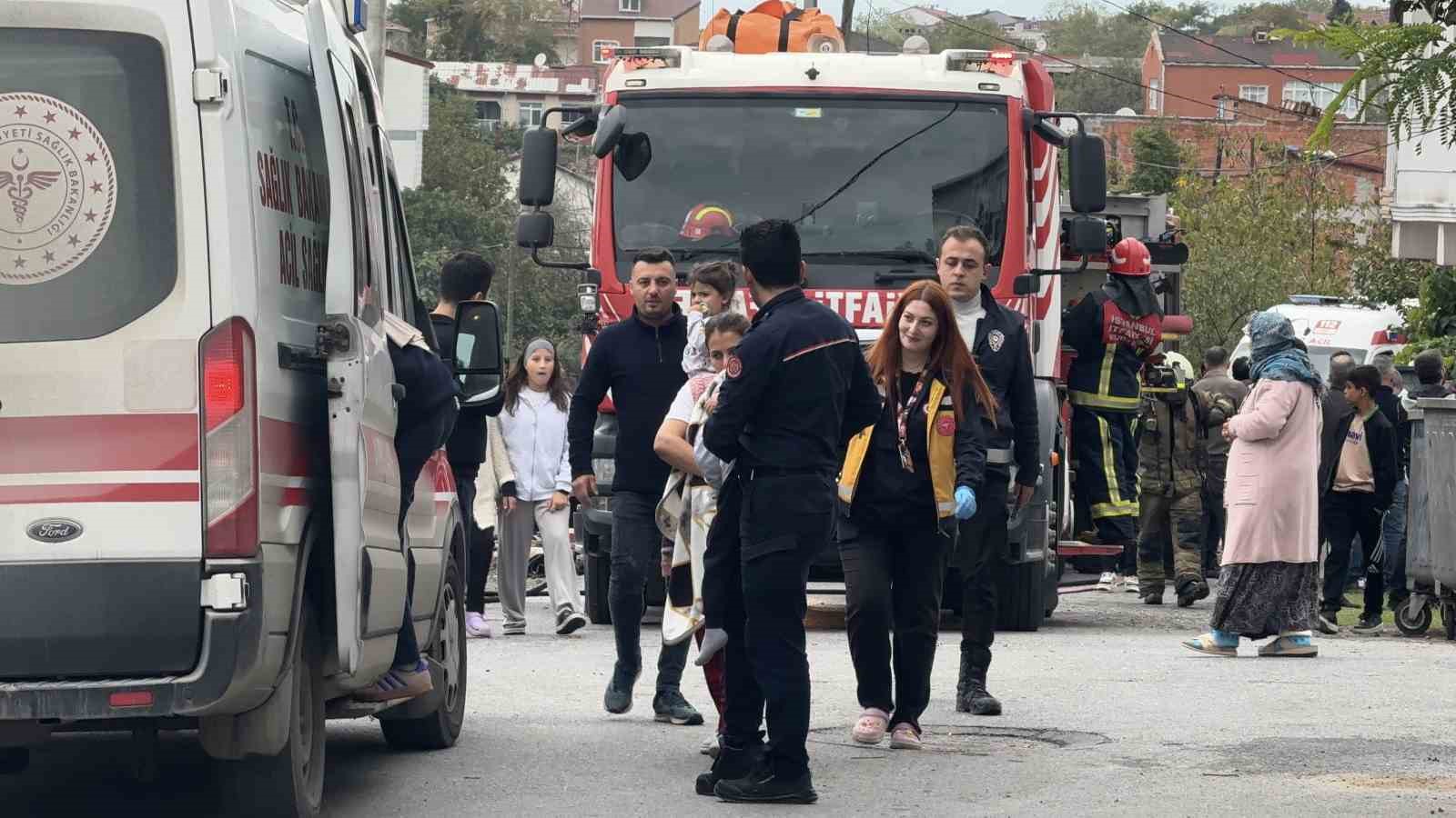 Arnavutköy’de faciadan dönüldü: İtfaiye ekipleri alevlerin arasından 2 çocuğu kurtardı