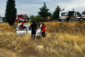 Balıkesir’de otomobil yağmurda kayarak, şarampole uçtu