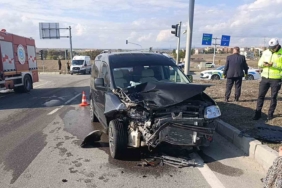 Hafif ticari araç ile otomobil çarpıştı: 2’si çocuk 3 yaralı