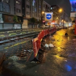 Zeytinburnu’nda tramvay yoluna giren araç, raylarda sıkıştı