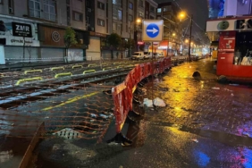 Zeytinburnu’nda tramvay yoluna giren araç, raylarda sıkıştı