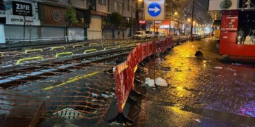 Zeytinburnu’nda tramvay yoluna giren araç, raylarda sıkıştı