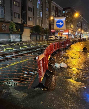 Zeytinburnu’nda tramvay yoluna giren araç, raylarda sıkıştı