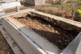 Mezar mermerlerini çalıp evinin bahçesine döşeyen şüpheli yakalandı