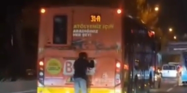 Bursa’da otobüsün arkasında tehlikeli yolculuk