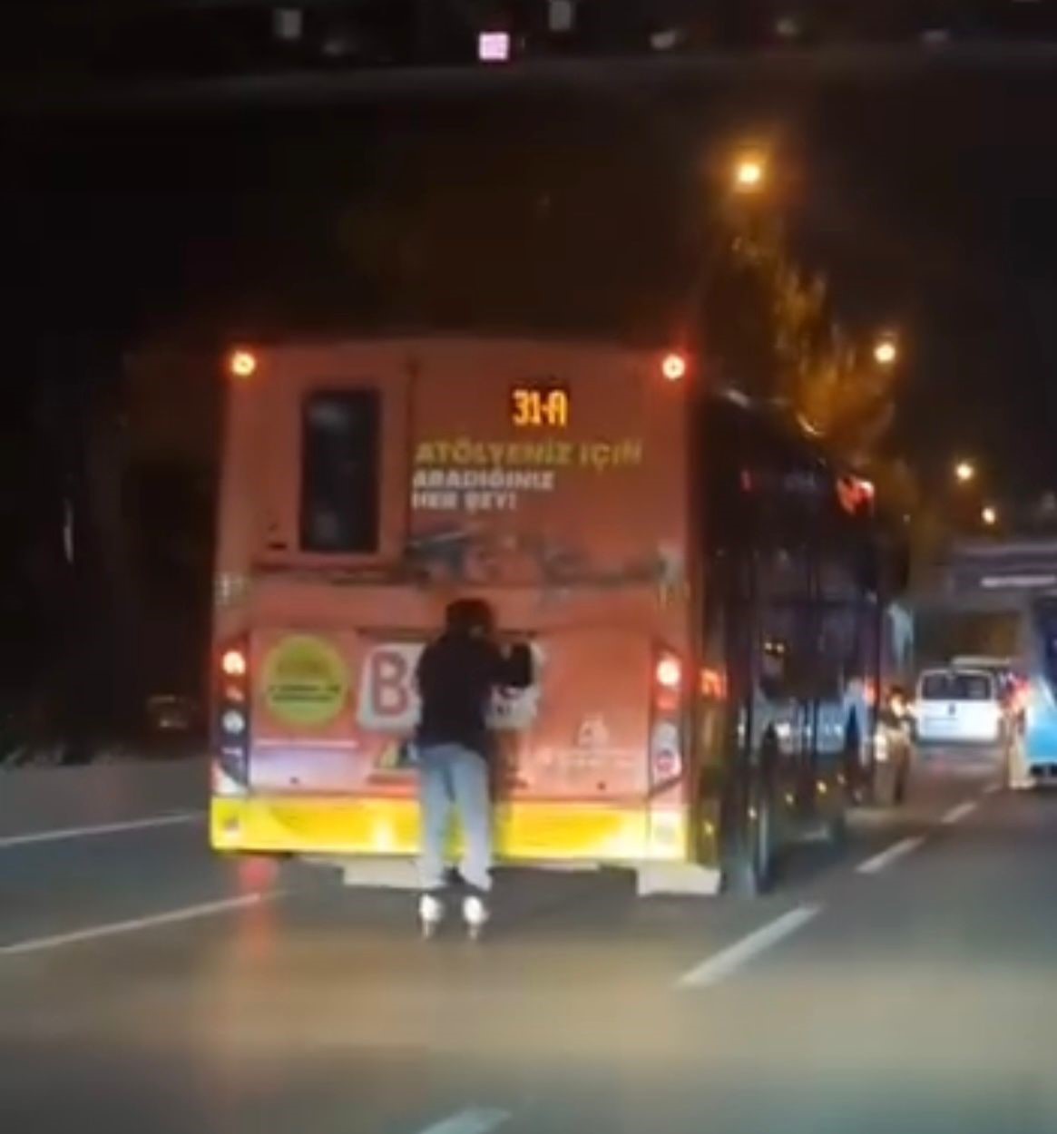 Bursa’da otobüsün arkasında tehlikeli yolculuk