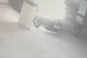 Otoparkta park halinde bulunan araç alev alev yandı