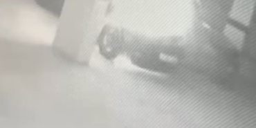 Otoparkta park halinde bulunan araç alev alev yandı