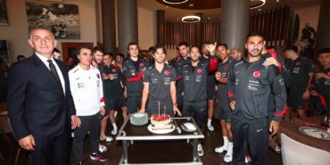 Milli Takım kampında Ferdi Kadıoğlu’nun doğum günü kutlandı