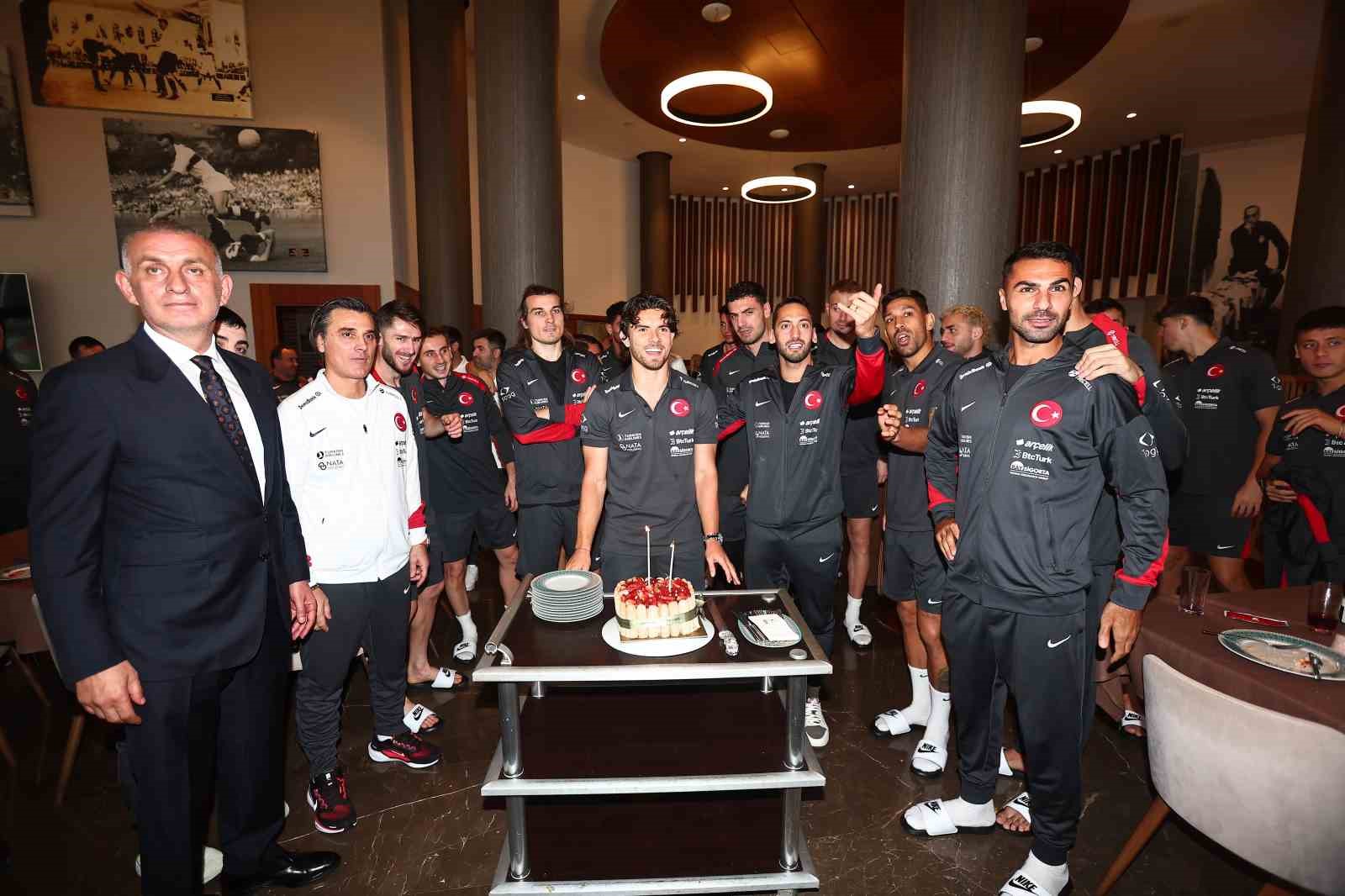 Milli Takım kampında Ferdi Kadıoğlu’nun doğum günü kutlandı