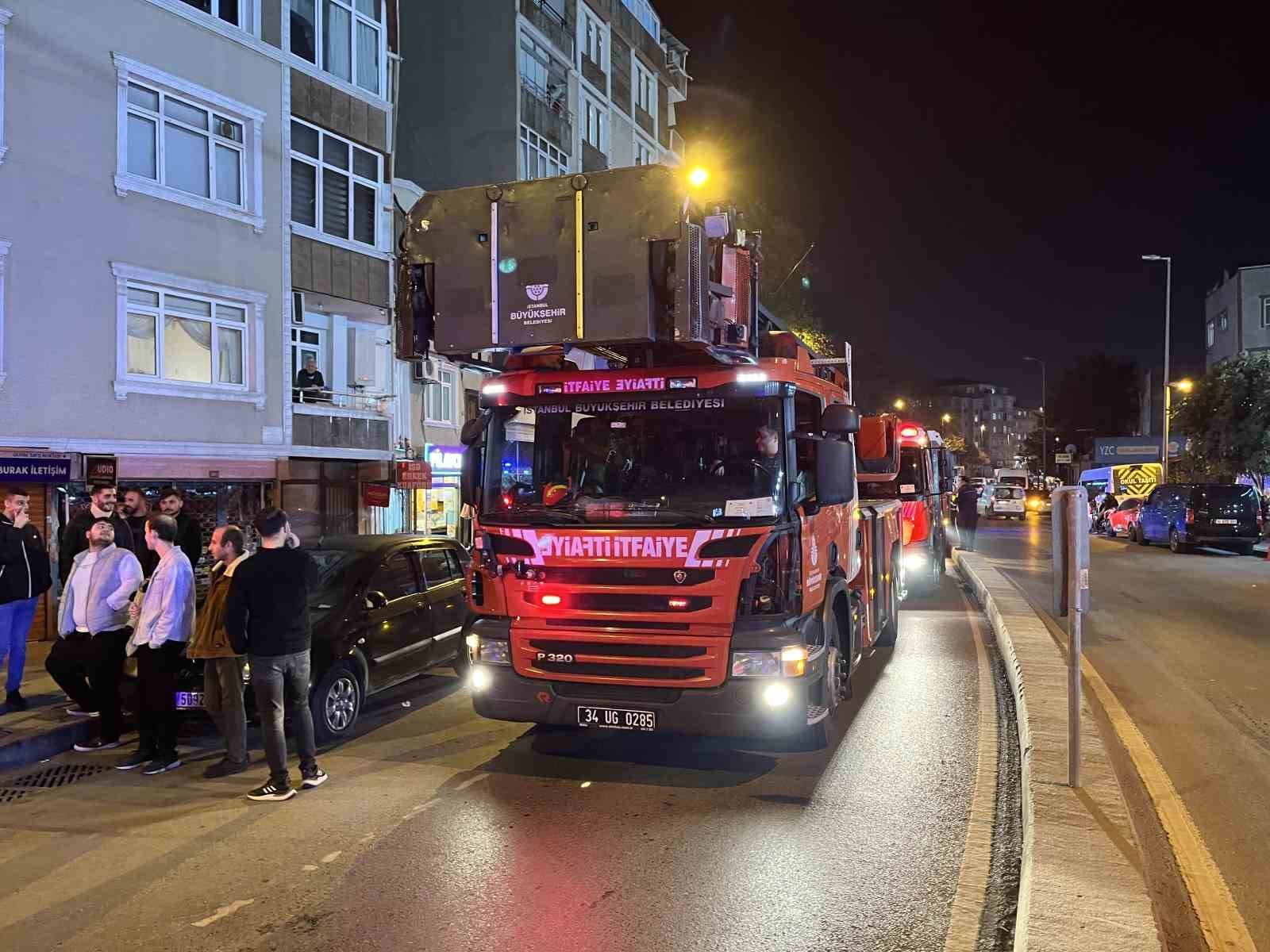 Esenler’de 5 katlı binada yangın: 15 kişi dumandan etkilendi