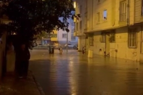 Esenyurt’u sağanak vurdu: Yollar göle döndü, evleri su bastı