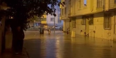 Esenyurt’u sağanak vurdu: Yollar göle döndü, evleri su bastı