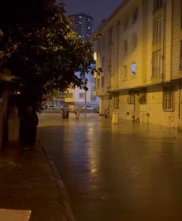 Esenyurt’u sağanak vurdu: Yollar göle döndü, evleri su bastı