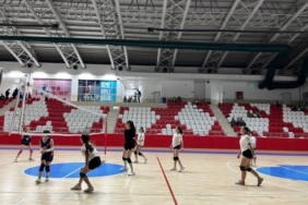 Bozüyük’te gençler voleybol sahasında buluştu