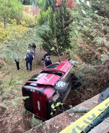 Kontrolden çıkan araç bir evin bahçesine uçtu, 2 kişi yaralandı