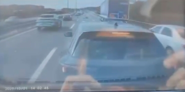 Başakşehir’de zincirleme kaza kamerada: Kamyon motosiklete, mikser önündeki araçlara çarptı