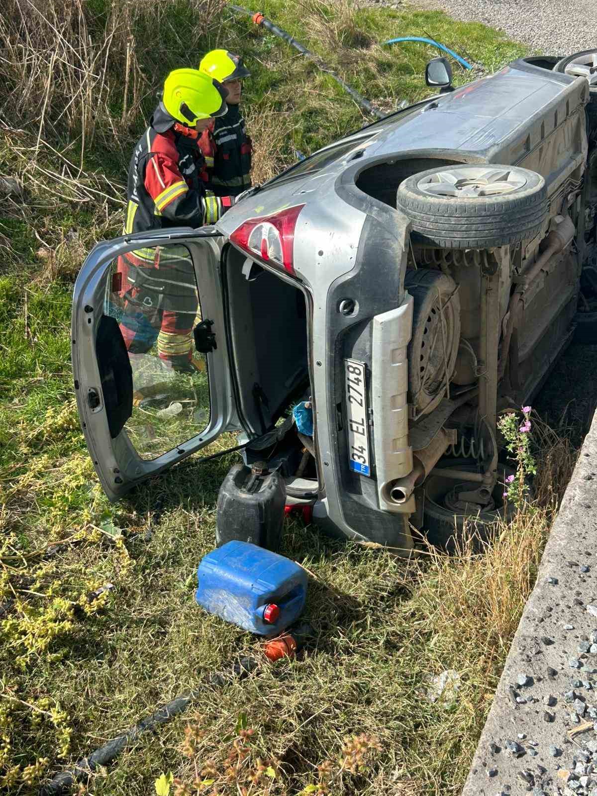 Burhaniye’de otomobil köprüden dereye devrildi
