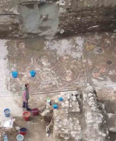 PAPA'NIN ZİYARETİ ÖNCESİ İZNİK'TE TARİHİ KEŞİF 400 METREKARELİK DEV MOZAİK GÜN YÜZÜNE ÇIKARILDI