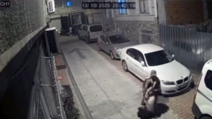 Fatih’te kendisine vuran kadını döverek yerde sürükledi