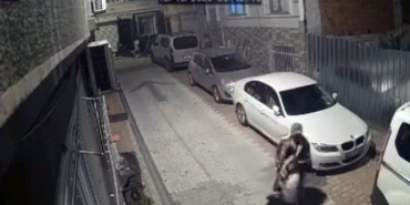 Fatih’te kendisine vuran kadını döverek yerde sürükledi