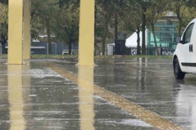 Arnavutköy’de aniden bastıran yağmura vatandaşlar hazırlıksız yakalandı