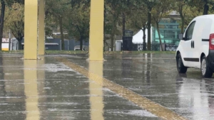 Arnavutköy’de aniden bastıran yağmura vatandaşlar hazırlıksız yakalandı