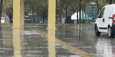 Arnavutköy’de aniden bastıran yağmura vatandaşlar hazırlıksız yakalandı