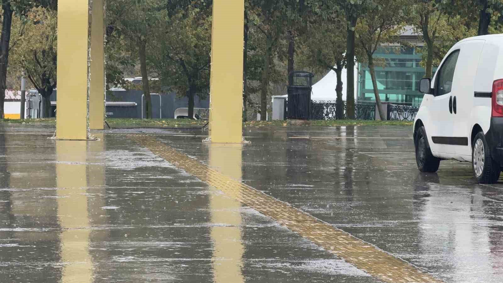 Arnavutköy’de aniden bastıran yağmura vatandaşlar hazırlıksız yakalandı